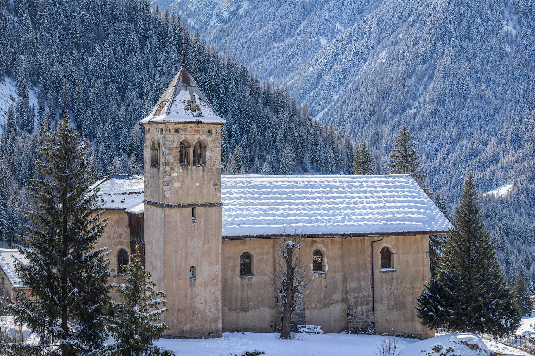 Chapelle de Champagny-en-Vanoise dans un paysage enneigé en hiver