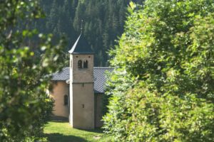 Vue sur l'église à Champagny depuis la Miellerie | Les Coeurs de Marie