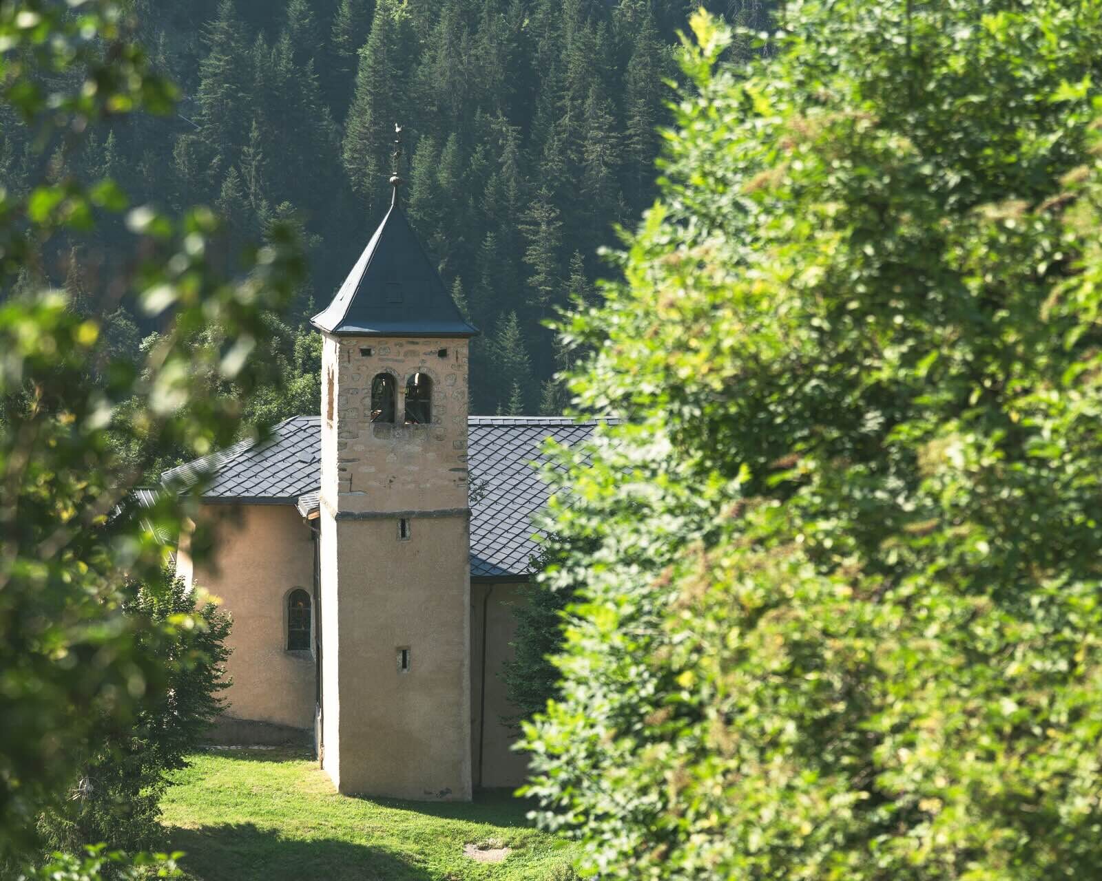 Vue sur l'église à Champagny depuis la Miellerie | Les Coeurs de Marie